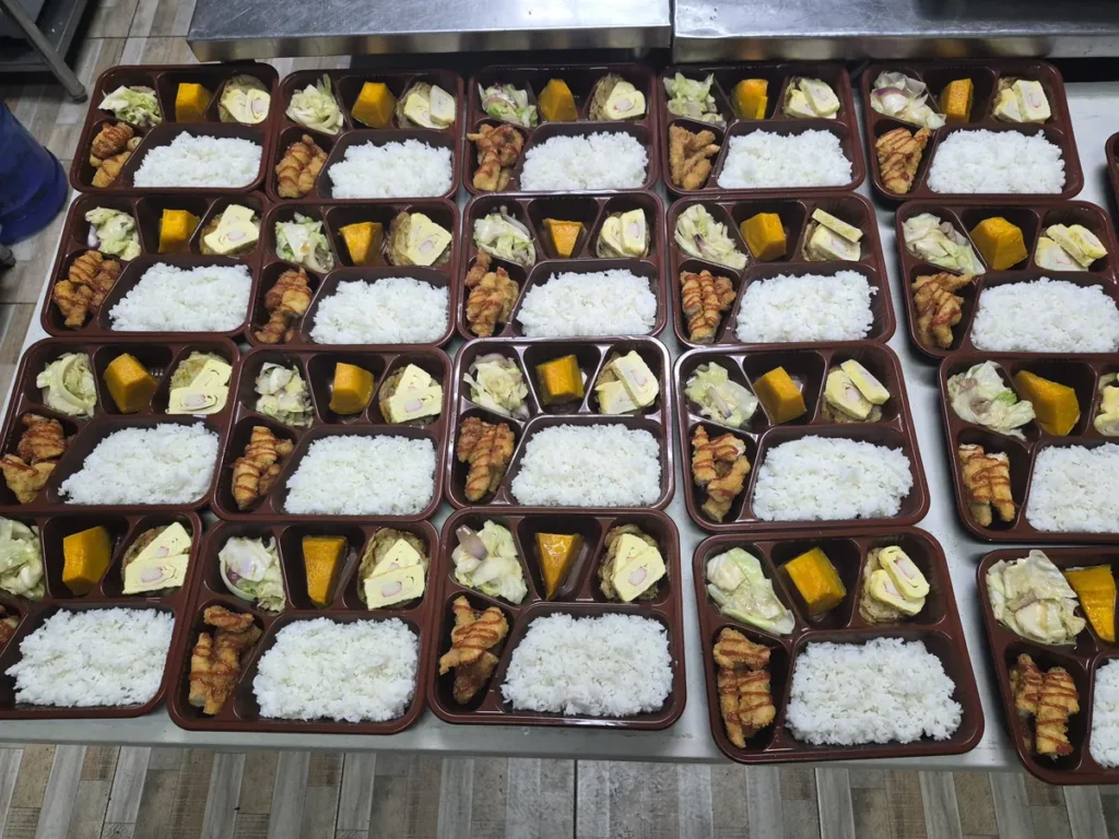 필리핀 세부 BESTA어학원 식사 밥과 치킨 반찬이 담긴 도시락