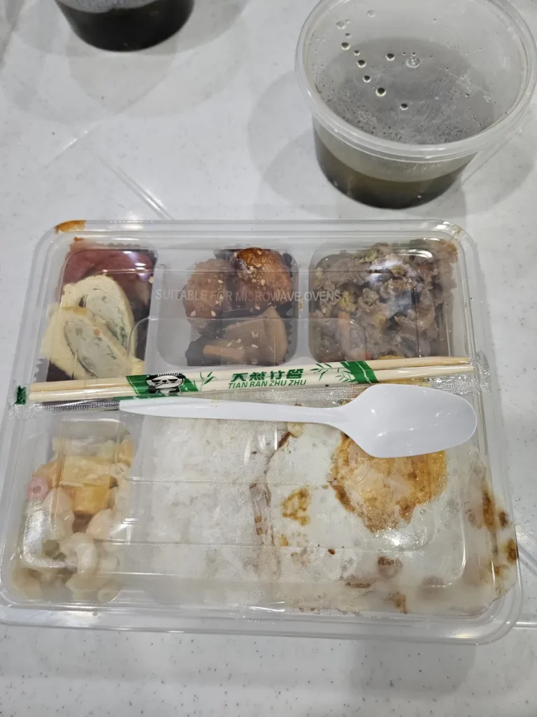 필리핀 세부 BESTA어학원 식사 밥과 반찬으로 구성된 도시락