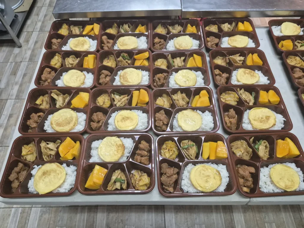 필리핀 세부 BESTA어학원 식사 밥과 계란말이 망고가 담긴 식판