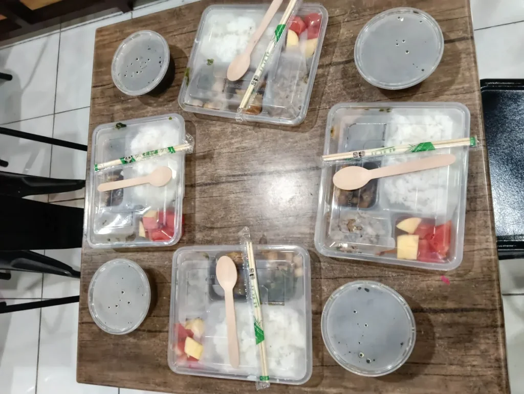 필리핀 세부 BESTA어학원 식사 식탁에 놓인 도시락과 국