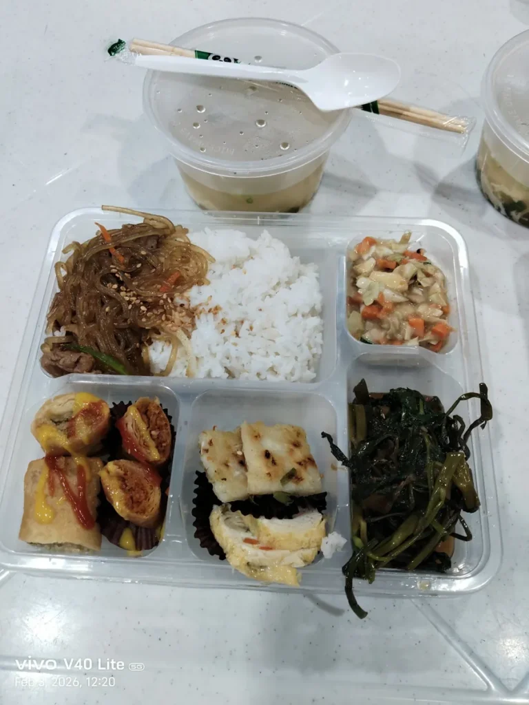 필리핀 세부 BESTA어학원 식사 잡채와 밥 국이 있는 도시락