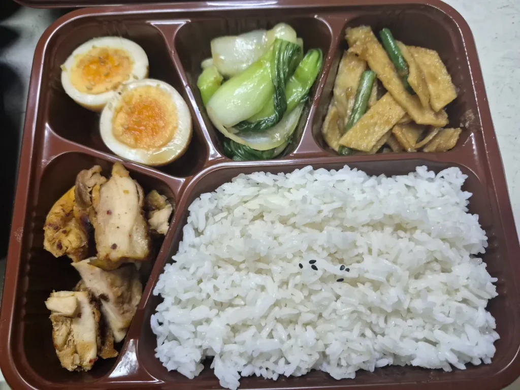 필리핀 세부 BESTA어학원 식사 밥과 삶은 계란 청경채 도시락