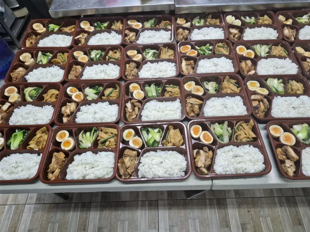 필리핀 세부 BESTA어학원 식사 밥과 계란 청경채가 담긴 식판