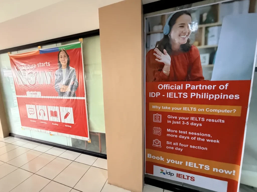 필리핀 세부 BESTA어학원 입구로비 IELTS 홍보 배너와 입구