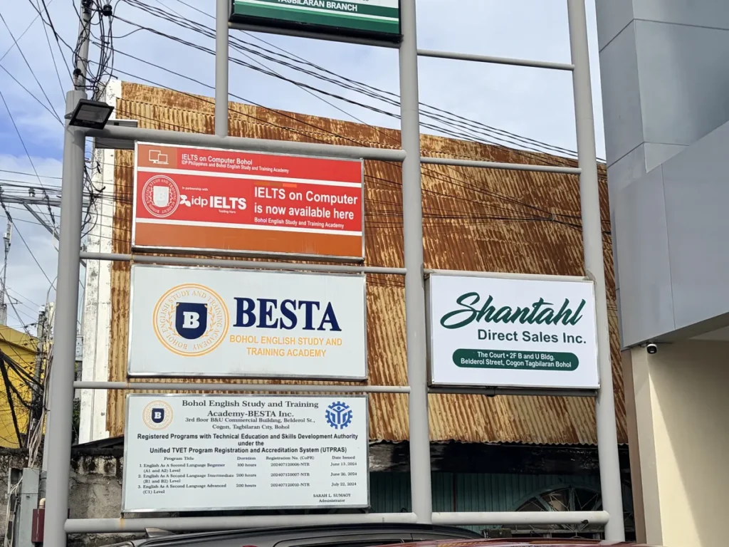 필리핀 세부 BESTA어학원 외관 건물에 걸린 안내 간판들