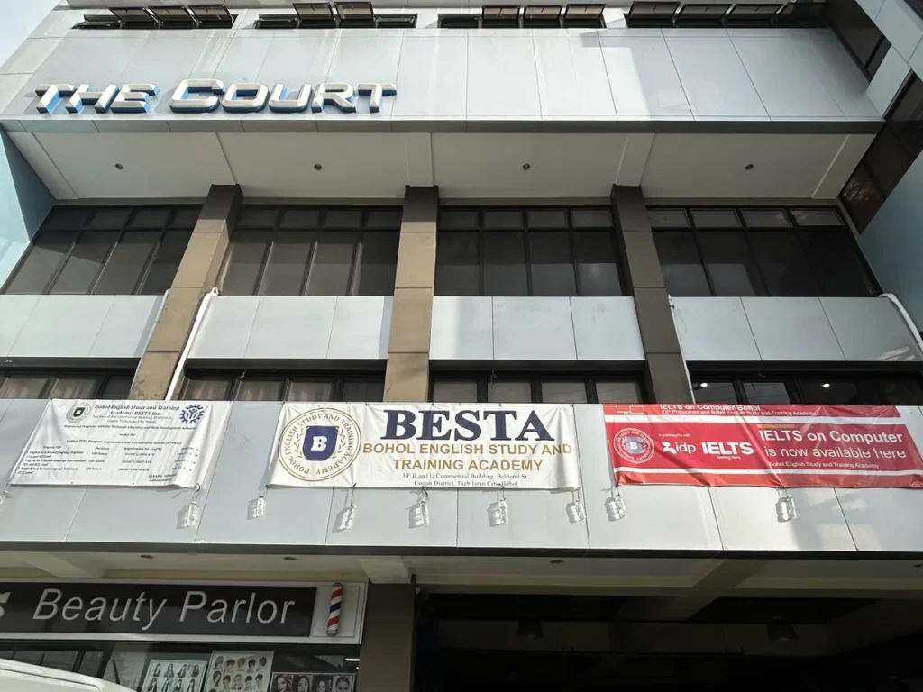 필리핀 세부 BESTA어학원 외관 THE COURT 건물 정면 배너