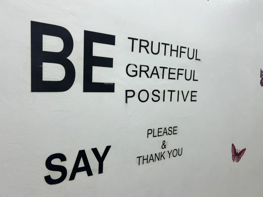 필리핀 클락 벨라(BELA) 어학원 강의실 복도로, BE TRUTHFUL·GRATEFUL·POSITIVE 문구가 적힌 벽면을 가까이서 찍은 모습입니다.