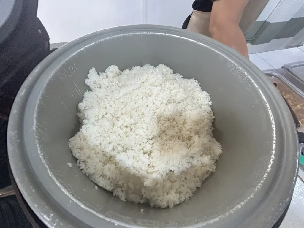 필리핀 클락 벨라(BELA) 어학원 식당 식사로, 전기밥솥 가득 갓 지어진 흰쌀밥이 담겨 있는 모습입니다.