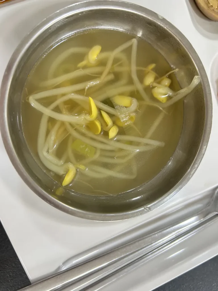 필리핀 클락 벨라(BELA) 어학원 식당 식사로, 식판 위 스테인리스 그릇에 콩나물이 든 맑은 국이 담겨 있는 모습입니다.