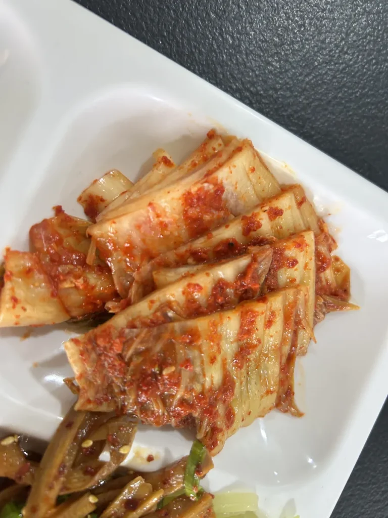 필리핀 클락 벨라(BELA) 어학원 식당 식사로, 식판 한 칸에 고춧가루 양념이 묻은 채썬 반찬을 가까이서 찍은 모습입니다.