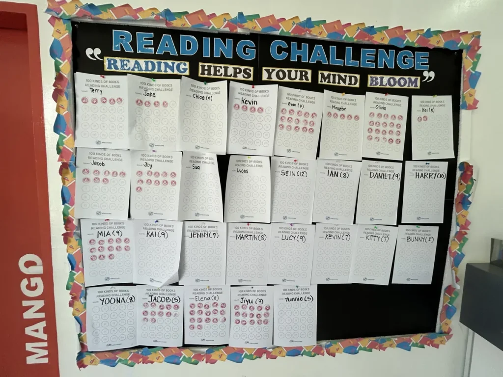 필리핀 세부 바나나키즈(BK) 어학원 키즈룸 독서실로, READING CHALLENGE 아래 학생별 독서 기록지가 빼곡히 붙은 게시판입니다.