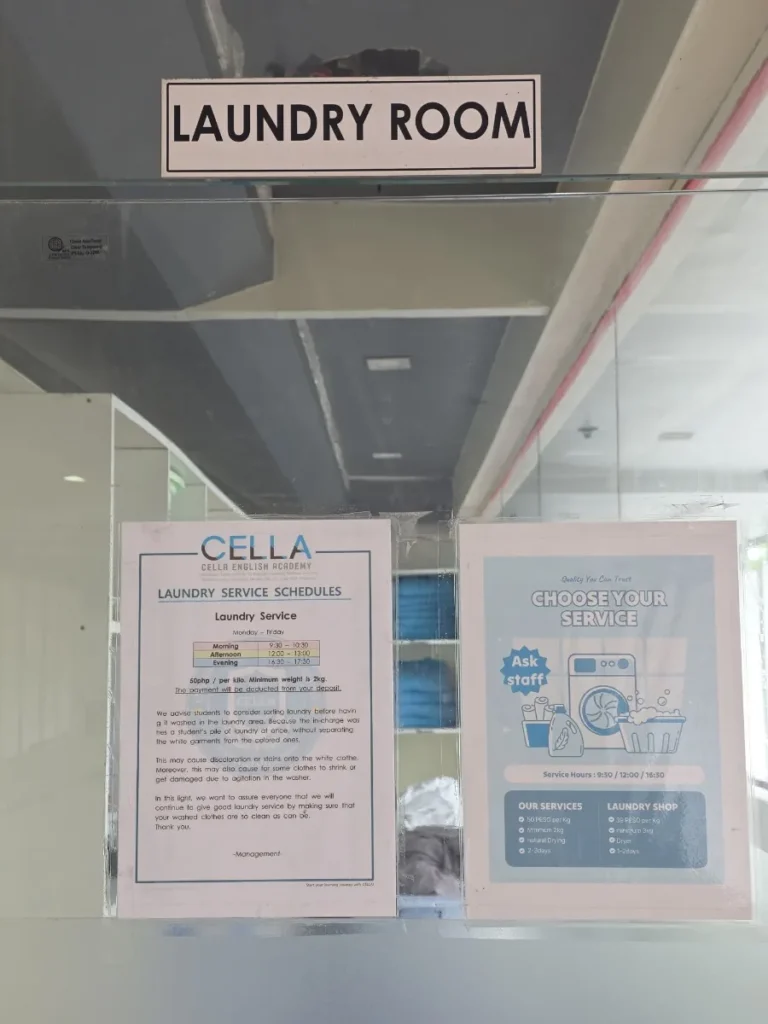 필리핀 세부 셀라(CELLA) 유니캠퍼스 어학원 부대시설 세탁실로, 요일별 이용 시간과 요금이 안내된 세탁 서비스 일정표가 붙어 있습니다.