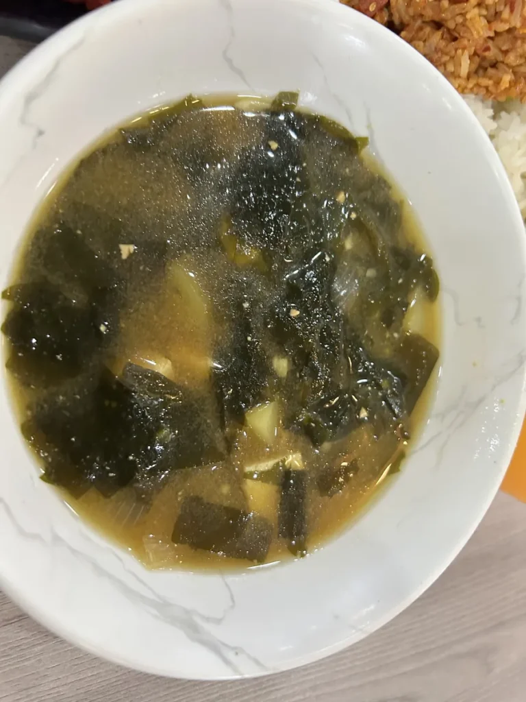 필리핀 세부 셀라(CELLA) 유니캠퍼스 어학원 학생식당 식사로, 미역과 두부가 든 구수한 국물의 미역국이 흰 그릇에 가득 담긴 모습입니다.
