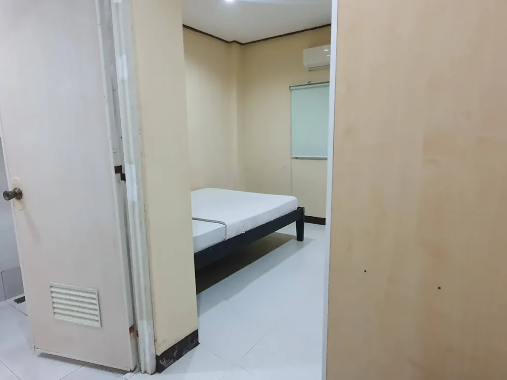 필리핀 세부 CG 바닐라드 어학원 기숙사 1인실로, 열린 방문 너머 베이지색 블라인드 창과 벽걸이 에어컨, 싱글 침대가 보이는 객실입니다.