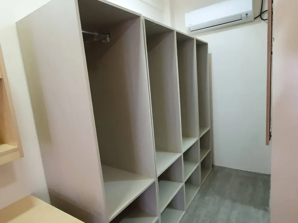 필리핀 세부 CG 바닐라드 어학원 기숙사 4인실(2층침대)로, 옷걸이 봉과 다단 선반이 있는 붙박이 옷장 4칸과 벽걸이 에어컨이 보이는 수납 공간입니다.