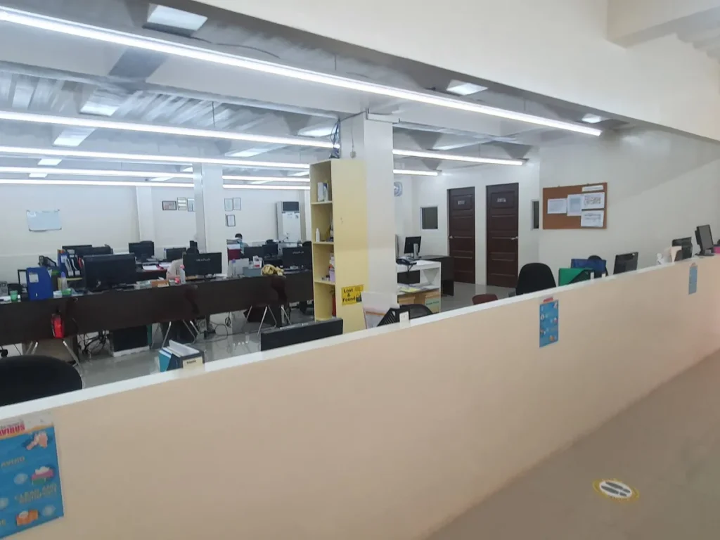 필리핀 세부 CG 바닐라드 어학원 부대시설 오피스로, 모니터를 갖춘 여러 개의 업무 책상과 게시판·분실물 안내판이 보이는 넓은 사무 공간입니다.