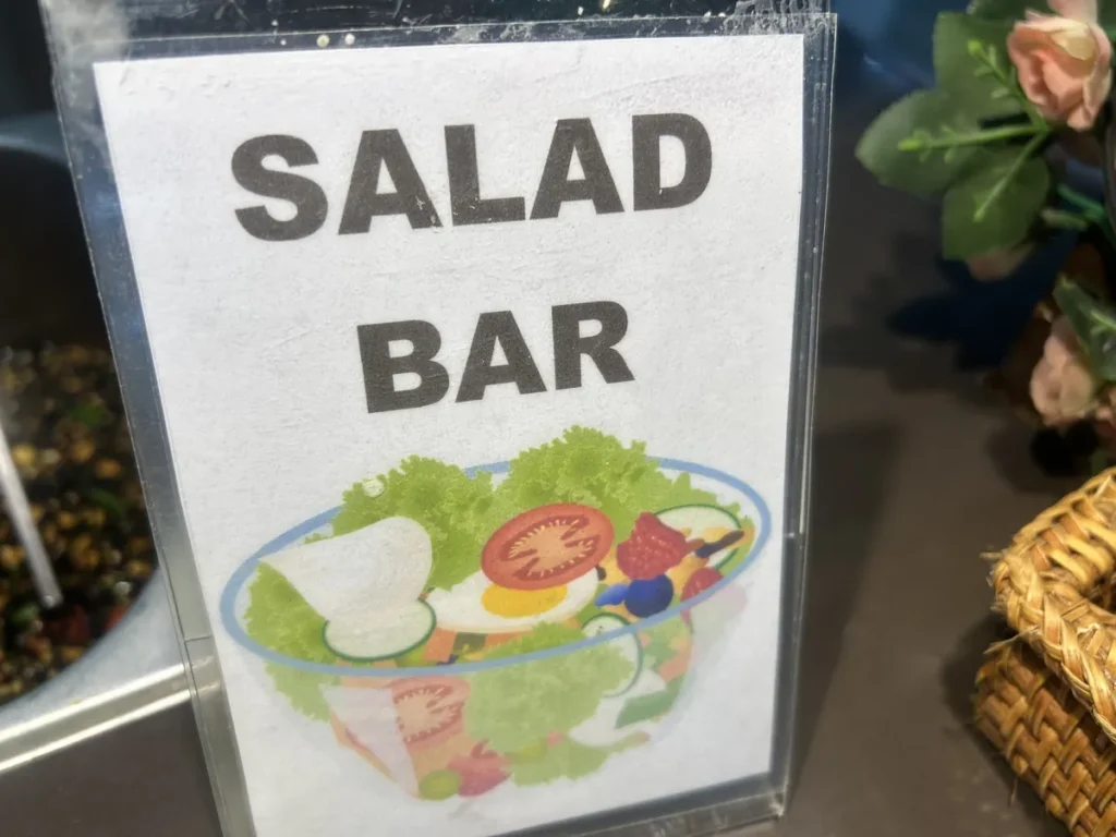 필리핀 세부 CG 바닐라드 어학원 식당으로, 샐러드 그림이 그려진 Salad Bar(샐러드 바) 안내판이 근접 촬영된 모습입니다.