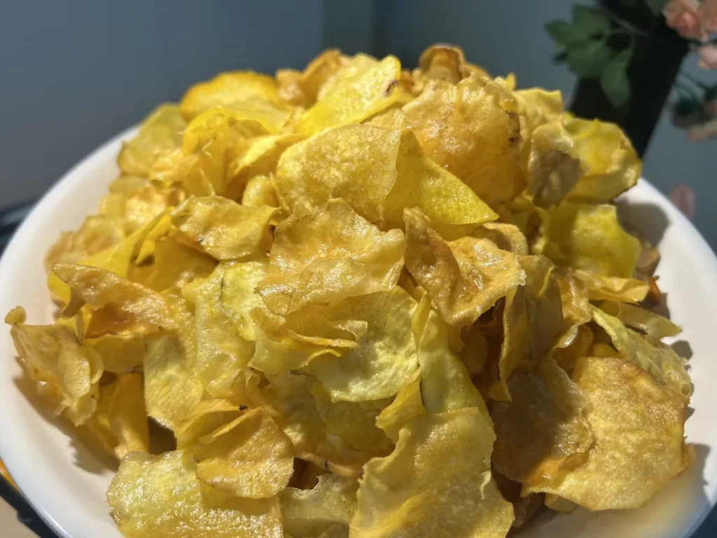 필리핀 세부 CG 바닐라드 어학원 식당 식사로, 흰 접시에 노릇하게 튀긴 감자칩이 수북하게 담긴 모습을 가까이서 보여줍니다.