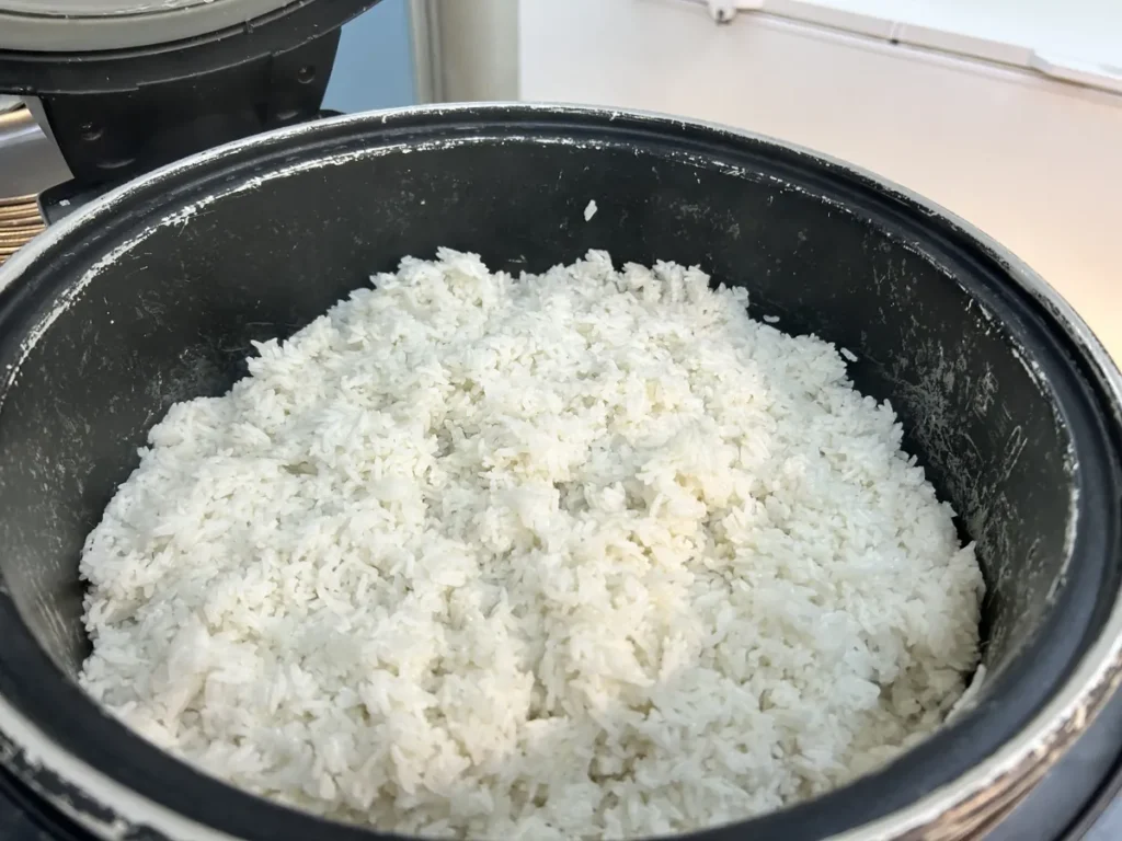 필리핀 세부 CG 바닐라드 어학원 식당 식사로, 검은 밥솥 안에 하얗고 윤기 나는 쌀밥이 가득 지어져 있는 모습을 보여줍니다.