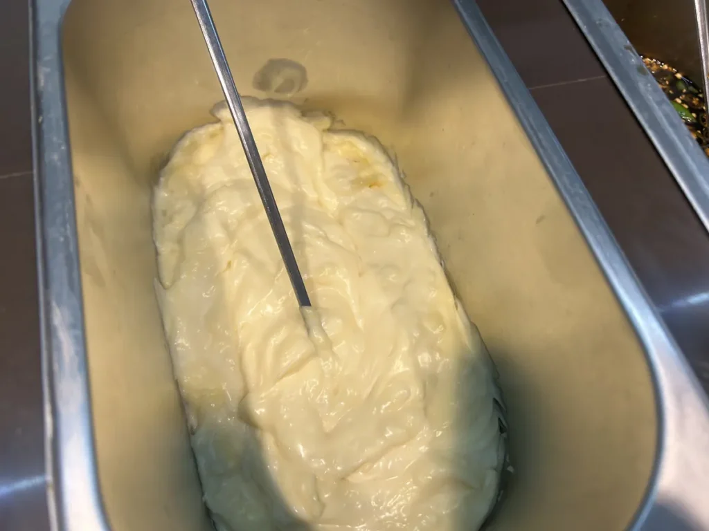 필리핀 세부 CG 바닐라드 어학원 식당 식사로, 철제 통에 부드러운 흰색 크림 소스가 가득 담겨 있는 모습을 가까이서 보여줍니다.