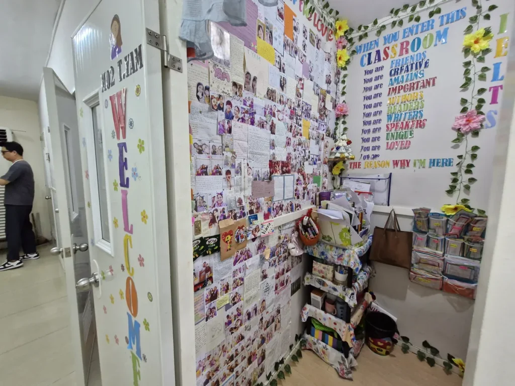 필리핀 세부 CG 스파르타 어학원 강의실 일대일 수업실로, 웰컴 글자 장식 문과 학생들의 편지·사진으로 가득 채운 복도 벽면입니다.