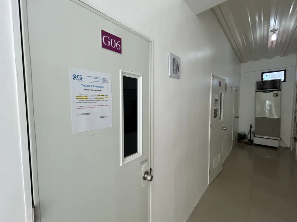 필리핀 세부 CG 스파르타 어학원 강의실 복도로, G06 강의실 문에 공지문이 붙어 있고 옆으로 에어컨 실외기가 놓인 복도입니다.