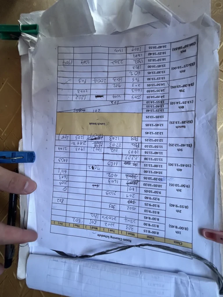 필리핀 세부 CG 스파르타 어학원 부대시설 안내판으로, 요일별 방 청소시간이 손글씨로 빼곡히 기록된 룸 클리닝 스케줄표입니다.