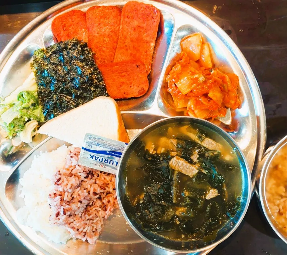 필리핀 세부 JJES 어학원 학생식당 식사로, 구운 소시지·김·깍두기에 버터 식빵과 잡곡밥, 우거지국을 곁들인 식판입니다.