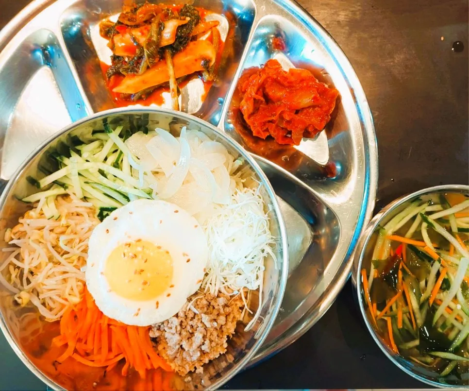 필리핀 세부 JJES 어학원 학생식당 식사로, 오이·숙주·무채와 달걀프라이·다진고기를 올린 비빔밥에 김치와 냉채를 곁들인 메뉴입니다.