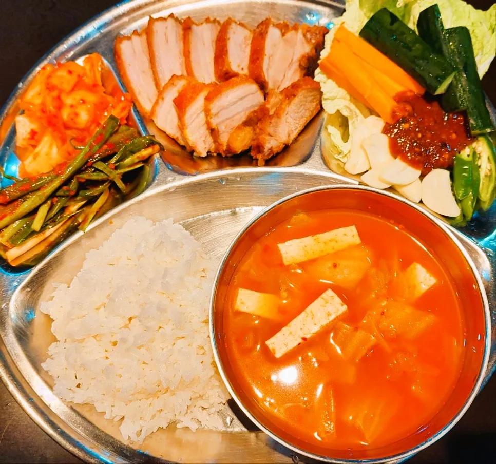 필리핀 세부 JJES 어학원 학생식당 식사로, 삶은 수육과 쌈채소·마늘·쌈장에 부추무침·김치·흰쌀밥과 얼큰한 국물을 곁들인 식판입니다.
