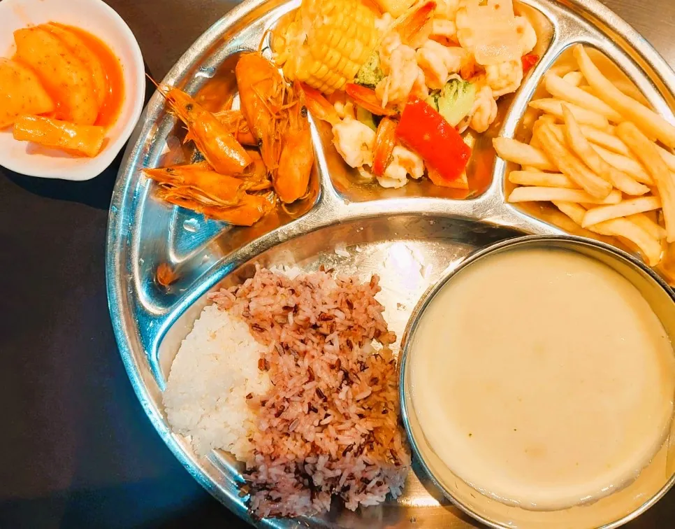 필리핀 세부 JJES 어학원 학생식당 식사로, 칠리새우와 채소볶음·감자튀김에 잡곡밥과 크림수프를 곁들인 식판입니다.
