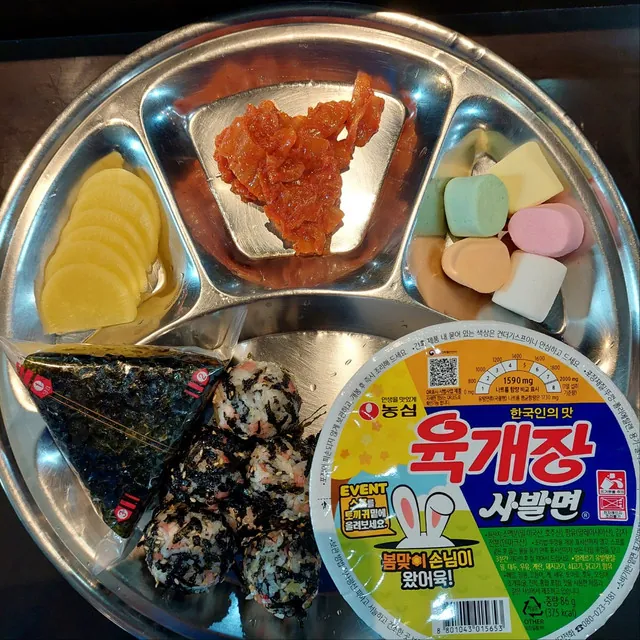 필리핀 세부 JJES 어학원 학생식당 식사로, 주먹밥과 삼각김밥에 단무지·볶음김치, 마시멜로와 컵라면을 곁들인 간편식입니다.