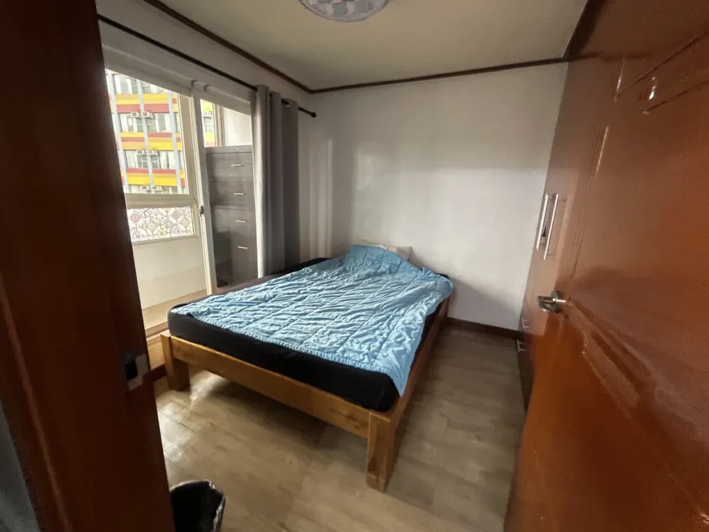 필리핀 바기오 웨일즈(WALES) 어학원 기숙사 1인실 공유형(베란다)로, 하늘색 이불 침대와 발코니 창문이 보이는 1인실입니다.