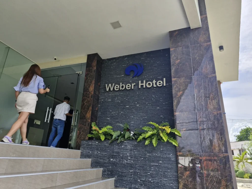 필리핀 세부 CIJ 어학원 외부숙소 외관으로, 대리석 기둥과 석재 벽의 Weber Hotel 간판 아래 계단을 올라 유리문으로 들어가는 입구입니다.