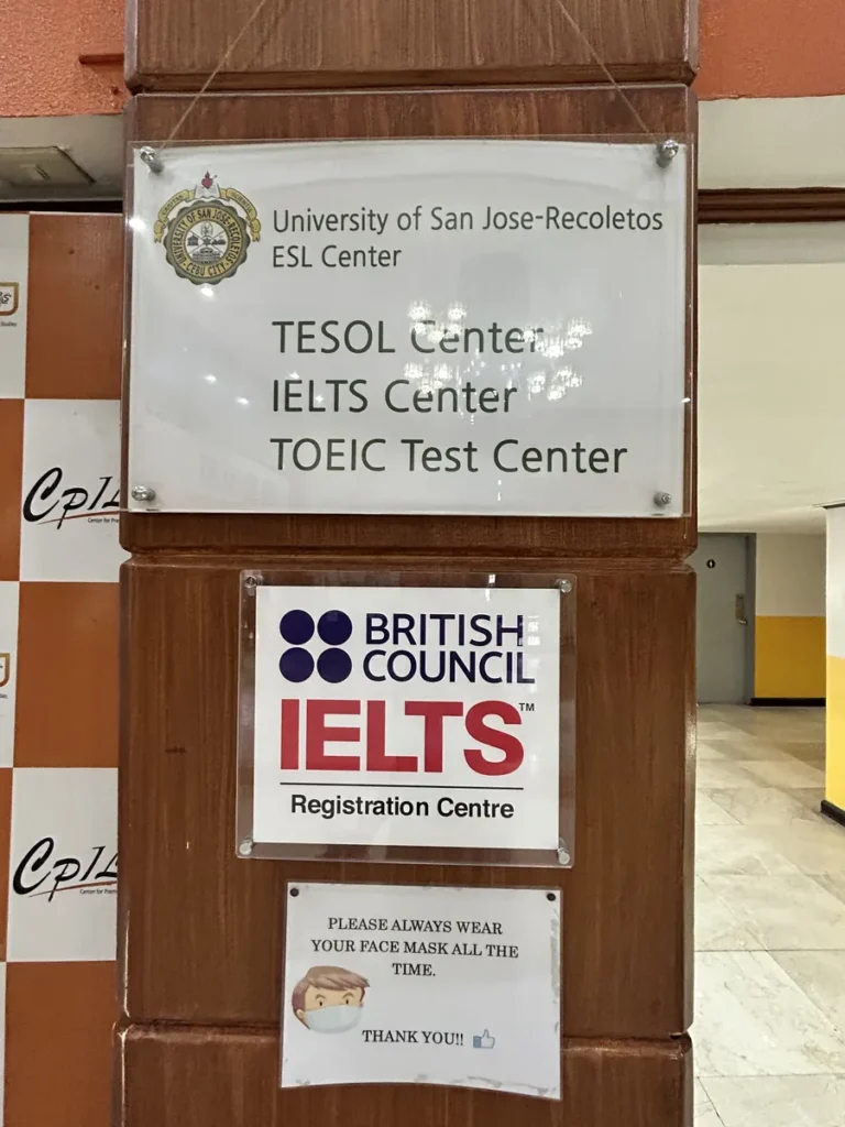 필리핀 세부 시필스(CPILS) 어학원 시험장 안내판으로, TESOL·IELTS·TOEIC 센터와 브리티시 카운슬 IELTS 등록센터 표지판입니다.