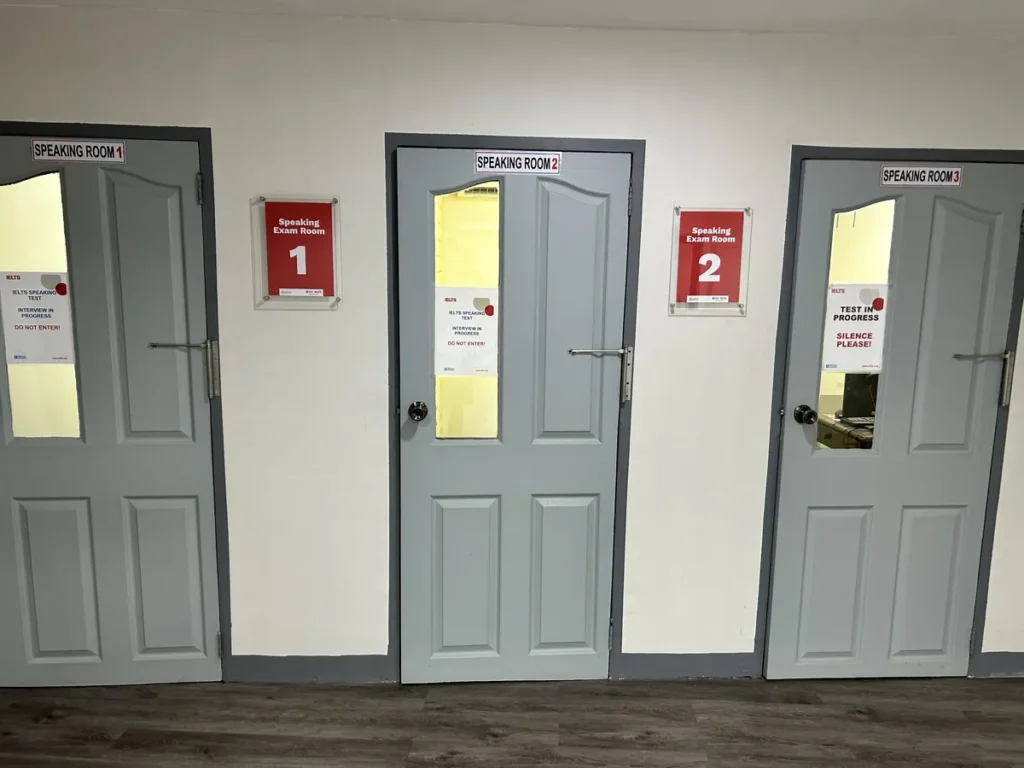 필리핀 세부 시필스(CPILS) 어학원 아이엘츠 시험장으로, Speaking Room 1·2·3 표찰과 시험 진행 중 안내문이 붙은 회색 출입문들입니다.