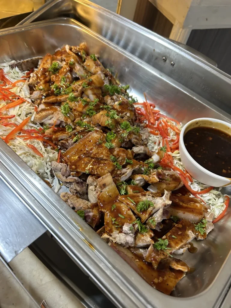 필리핀 세부 시필스(CPILS) 어학원 식당 식사 메뉴로, 양배추채와 당근을 깔고 달콤한 소스를 올린 고기구이에 소스 그릇을 곁들인 메인 요리입니다.
