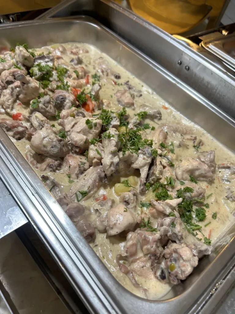 필리핀 세부 시필스(CPILS) 어학원 식당 식사 메뉴로, 크림소스에 닭고기와 감자·완두콩을 넣고 파슬리를 뿌린 스테인리스 트레이 요리입니다.
