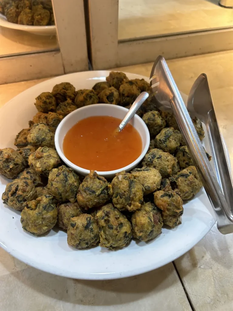 필리핀 세부 시필스(CPILS) 어학원 식당 식사 메뉴로, 시금치를 넣어 동그랗게 튀긴 완자를 접시에 담고 가운데 칠리소스를 놓은 반찬입니다.