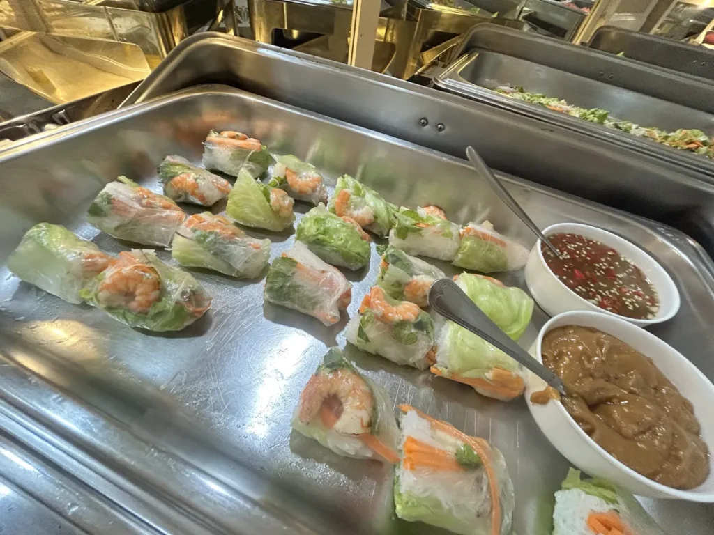 필리핀 세부 시필스(CPILS) 어학원 식당 식사 메뉴로, 새우와 양상추·당근을 라이스페이퍼로 말아 놓은 월남쌈과 두 가지 찍어 먹는 소스입니다.