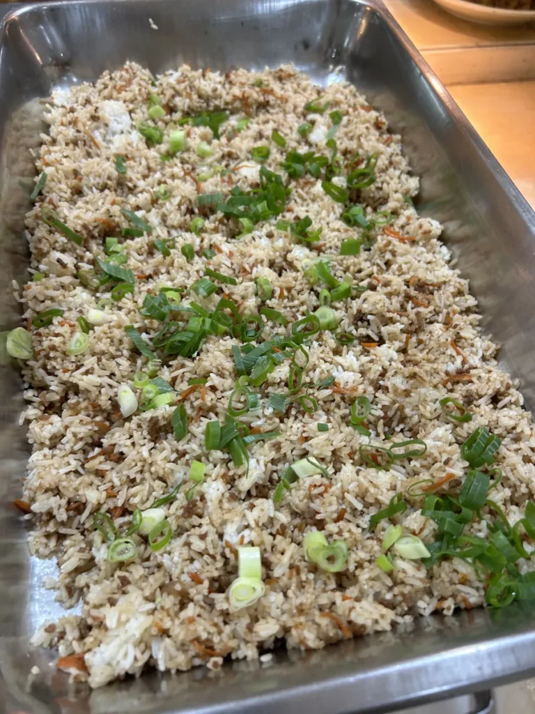 필리핀 세부 시필스(CPILS) 어학원 식당 식사 메뉴로, 다진 고기와 당근을 넣은 볶음밥 위에 송송 썬 파를 뿌려 트레이에 담은 모습입니다.