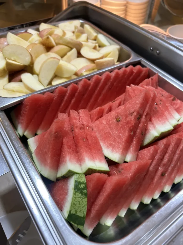 필리핀 세부 시필스(CPILS) 어학원 식당 식사 메뉴로, 세모나게 썬 수박과 껍질째 자른 사과가 트레이에 나뉘어 담긴 후식 과일입니다.