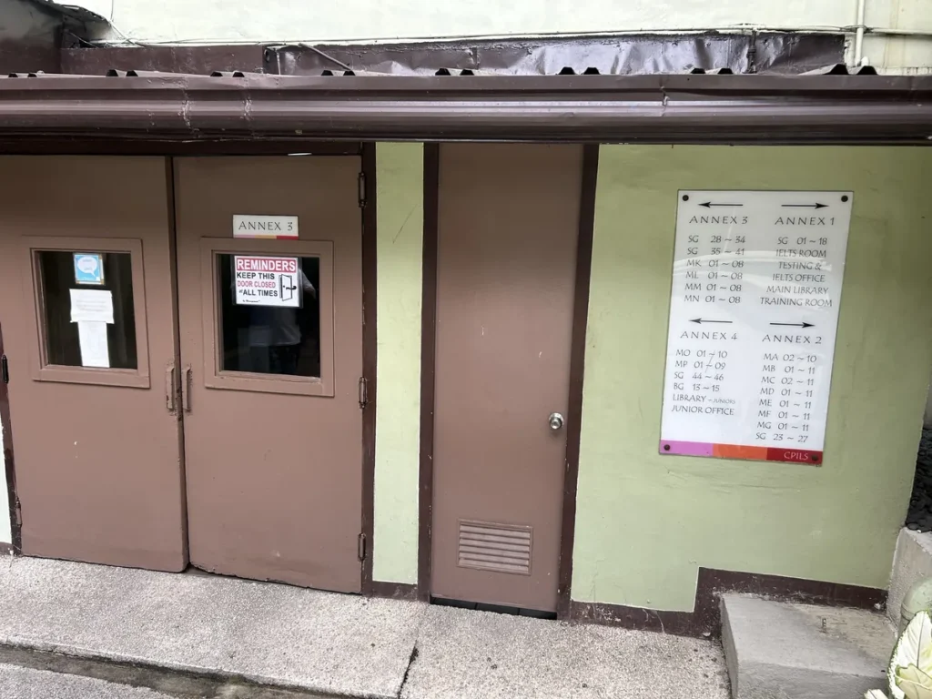 필리핀 세부 시필스(CPILS) 어학원 건물 외관으로, ANNEX 3 출입문 옆에 별관별 강의실 위치 안내판이 붙은 모습입니다.